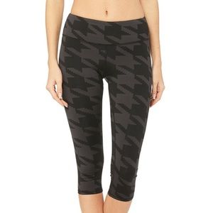 ALO YOGA AIRBRUSH CAPRI BLACK HOUNDSTOOTH SIZE L